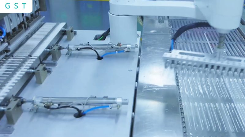 自动化设备的选型是自动化改造项目成功的关键。在选择设备时，应考虑以下因素：